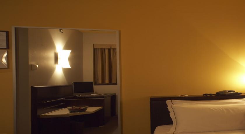 פסקיארה בורומאו Hotel Montini Linate Airport מראה חיצוני תמונה