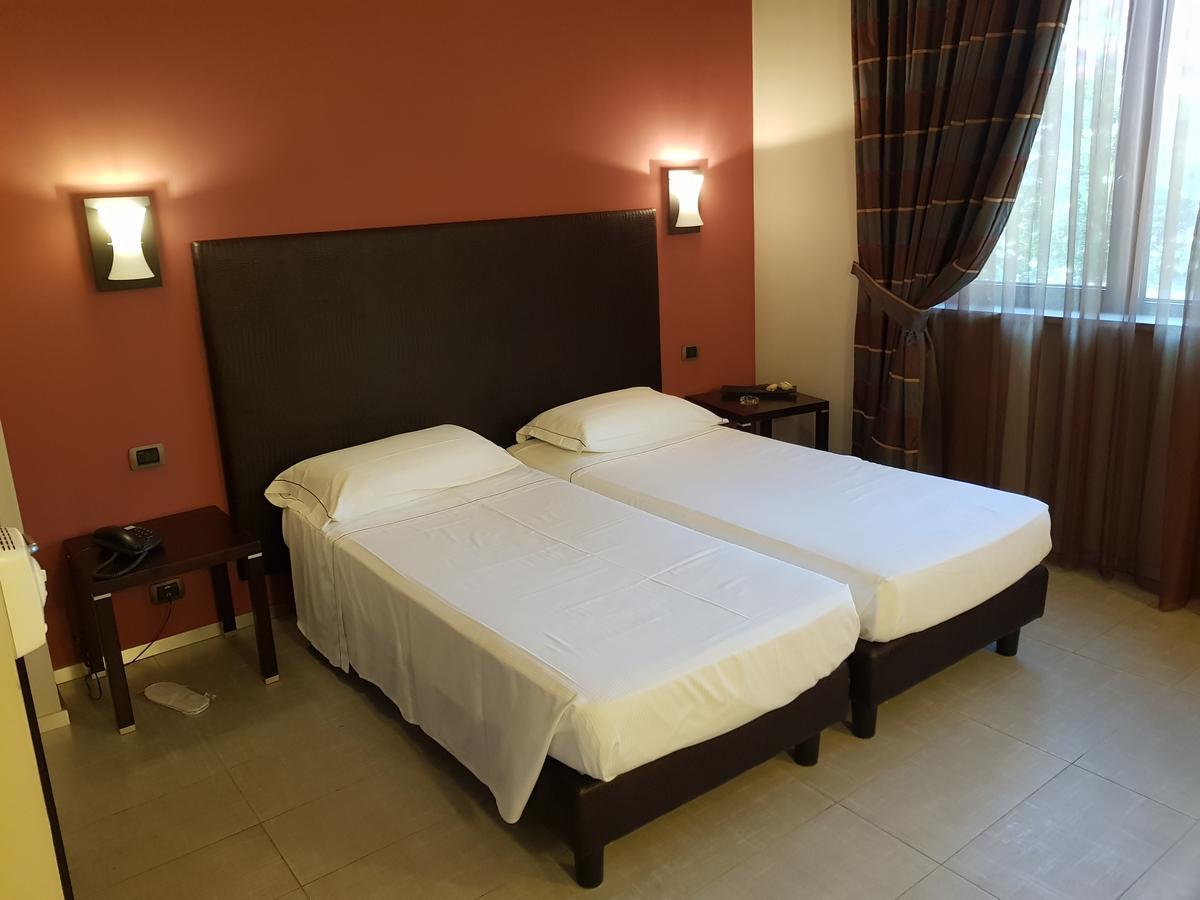 פסקיארה בורומאו Hotel Montini Linate Airport מראה חיצוני תמונה
