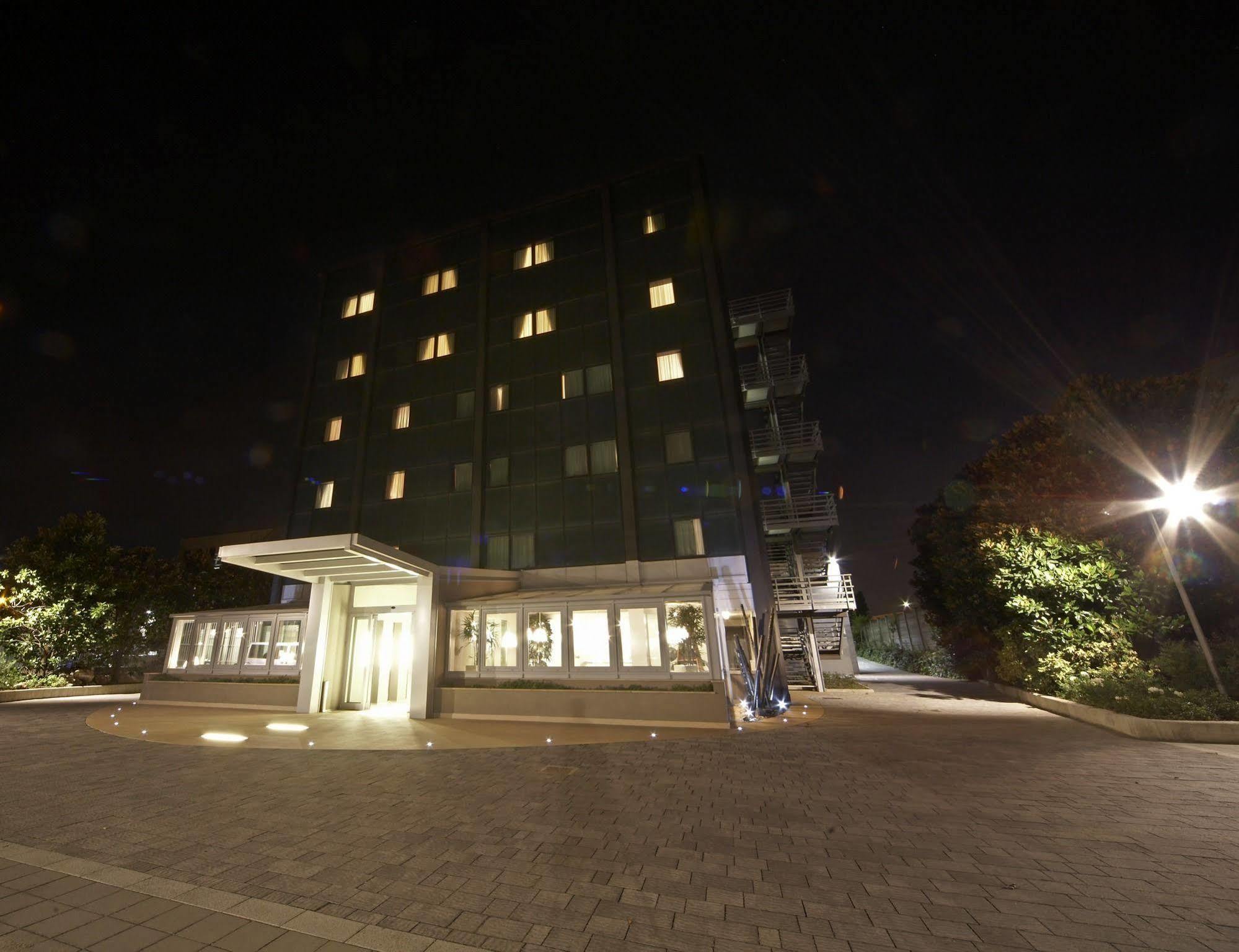 פסקיארה בורומאו Hotel Montini Linate Airport מראה חיצוני תמונה